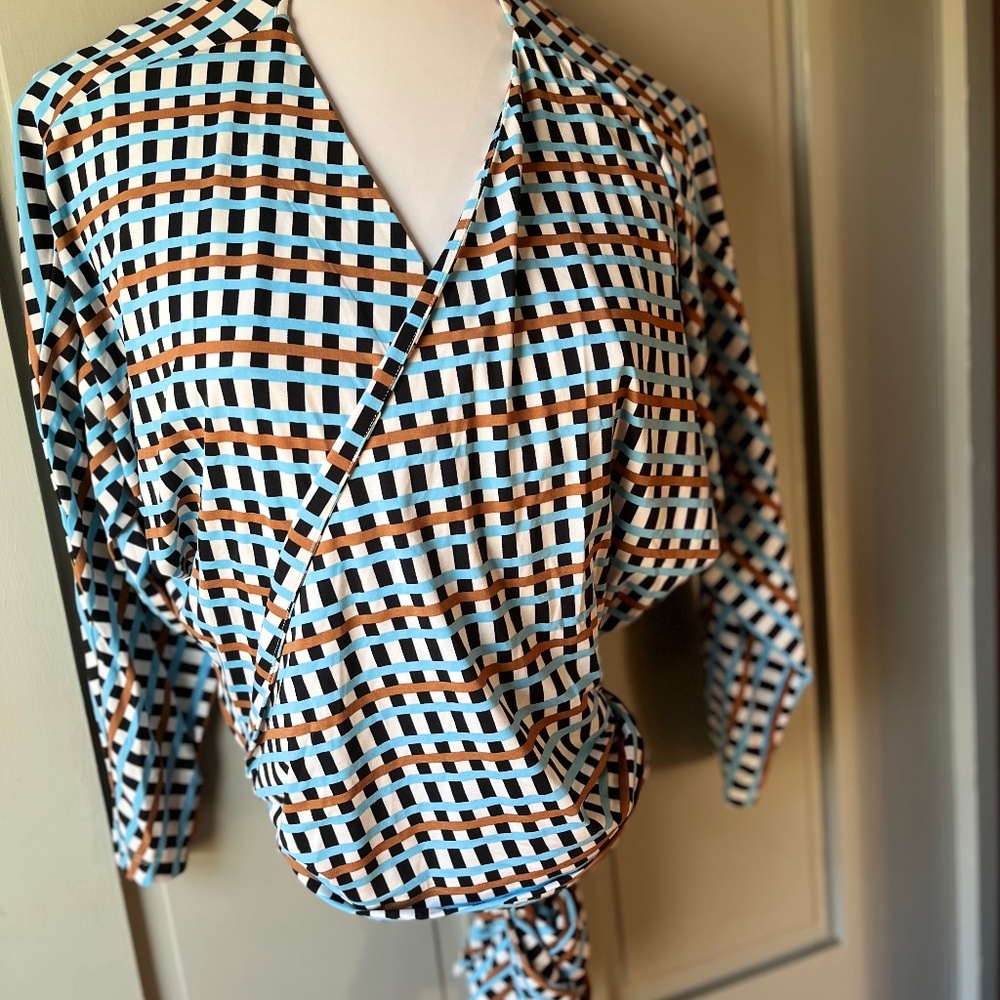 Retro-looking wrap shirt that can be worn in many ways